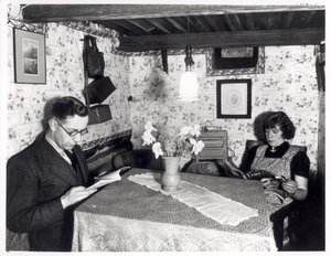 Un couple dans un abri anti-aérien, 11 Cardigan Avenue, Leeds, 15 octobre 1940 - English Photographer